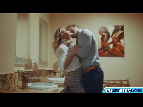 ❤️ Kiam belplena blondulo delogas vin en publika necesejo ❌ Porno ĉe ni ☑